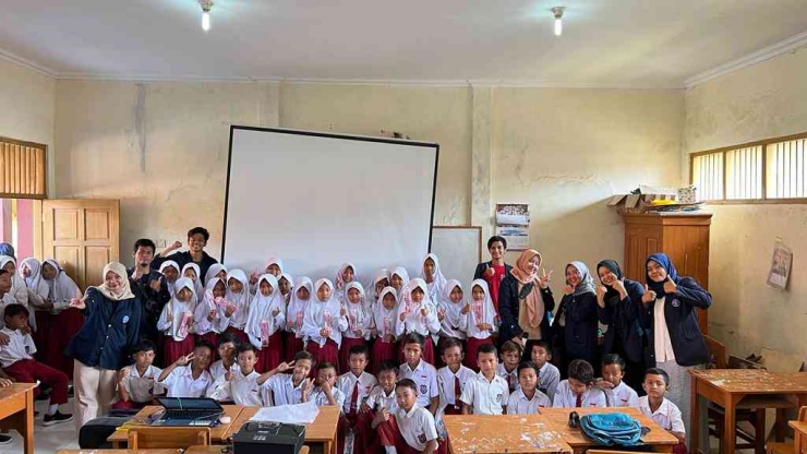 Foto bersama siswa SDN 04 Bangsri (Sumber : dokumentasi pribadi)