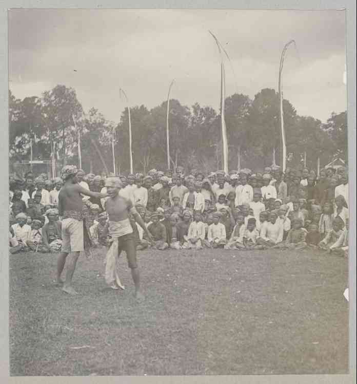 Pengunjung berjubel menonton adu cambuk. Sumber: Digital Collection Leiden University Libraries