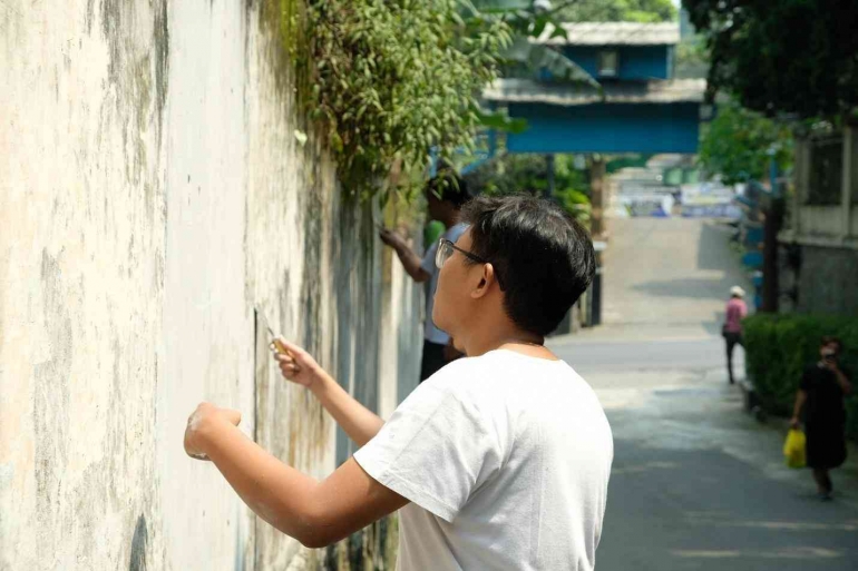 Kolaborasi KKN UPI Kelompok 31 Menghias Tembok Menggunakan Mural