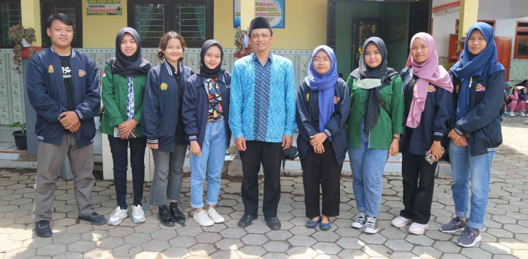 Gambar 1: Foto bersama Kepala Sekolah SDN Sukowiryo 1