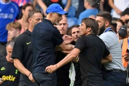 Ketika Thomas Tuchel dan Antonio Conte berselisih dalam laga antara Chelsea kontra Tottenham Hotspur. Foto: Glyn Kirk via Kompas.com