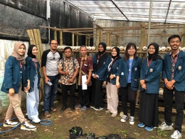 Foto bersama warga dan Bapak Muhlasin, SP selaku narasumber budidaya jamur dari Dispertan Kota Magelang (Dokpri)