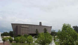 Museum Tsunami Aceh difoto dari Makam Belanda (foto:Lex) 