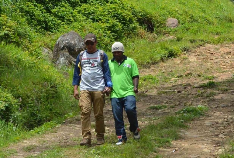 Berjalan beriringan sembari saling menggenggam jemari adalah simbol kedekatan di Pegunungan Tengah Papua (Dokpri)