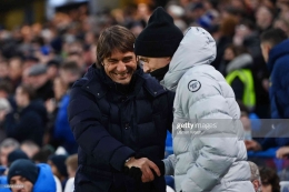 Conte dan Tuchel pada Januari 2022 di Stamford Bridge. Kontras dengan pemandangan musim ini. (Darren Walsh/Chelsea FC/Getty Images)