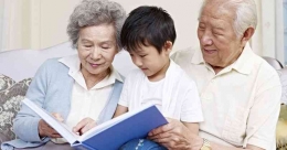 Ilustrasi cucu membaca dengan kakek dan enneknya (dnatesting.com)
