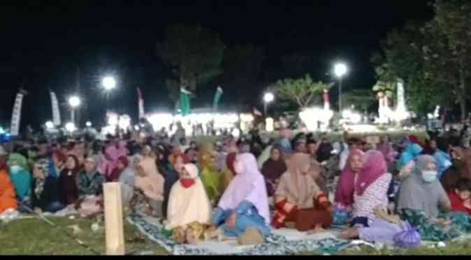Ibu-ibu muslimah bersemangat mendengarkan pengajian di lapangan di bawah sinar rembulan (dokumentasi Mbah Kung ISK) 