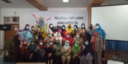 Foto Bersama Kader, Staf BIGS dan Kepala Bidang Pencegahan dan Pengendalian Penyakit Menular, Dinkes Kota Bandung (Sumber: Dokumentasi Penulis)