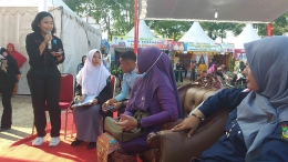 Dokpri Jesica dan Nurul dari Fakar bersama narasumber talkshow Quick Wins PJ Bupati Kampar di Nagholek Godang, 8 Agustis 2022.