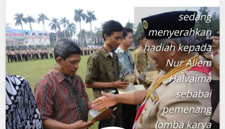 Menerima hadiah menulis di Bumi Perkemahan Cibubur, Jakarta Timur diserahkan langsung oleh Kakak Prof. Dr. Azrul Azwar (dok Nur Terbit)