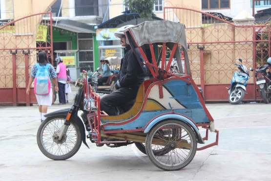 Becak motor, salah satu alat transportasi berkeliling Banda Aceh  (Foto:Lex) 