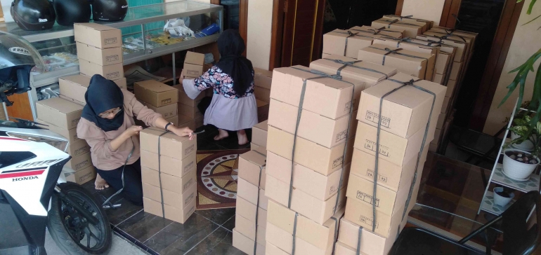 Gambar 4. Pengambilan data hasil produksi UD Modern Y. Dokpri