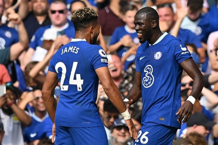 Kalidou Koulibaly (kanan) merayakan golnya bersama Reece James dalam pertandingan Chelsea vs Tottenham pada pekan kedua Liga Inggris 2022-2023 di Stadion Stamford Bridge, Minggu (14/8/20220. (Foto: AFP/GLYN KIRK via kompas.com)