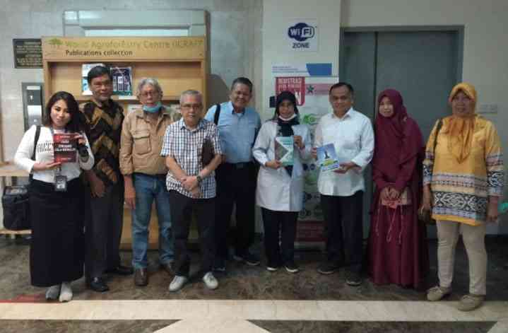 Serahkan buku terbitan YPTD nomor bukti ke Perpusnas di Jalan Salemba Raya, Jakarta Pusat,  bersama beberapa penulis, Juni 2022. (Foto: Dok YPTD)