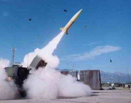  ATACMS adalah peluru kendali jarak jauh ditembakkan dari platform senjata MLRS M270 dan M270 (Foto : Lockheed Martin) 