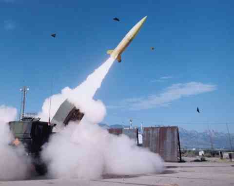  ATACMS adalah peluru kendali jarak jauh ditembakkan dari platform senjata MLRS M270 dan M270 (Foto : Lockheed Martin) 