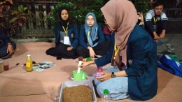 Gambar 3. Mahasiswa KKN Tim II Undip mempraktikan cara rekayasa pakan menggunakan ragi roti di Dusun Santan, Desa Progowati, Kecamatan Mungkid.