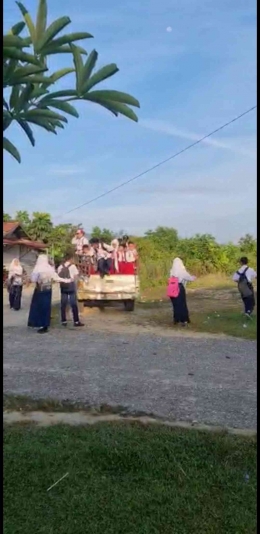Dokpri Anak Sekolah Diantar Kendaraan Bak Terbuka di Kecamatan Salo, Senin, 15 Agustus 2022