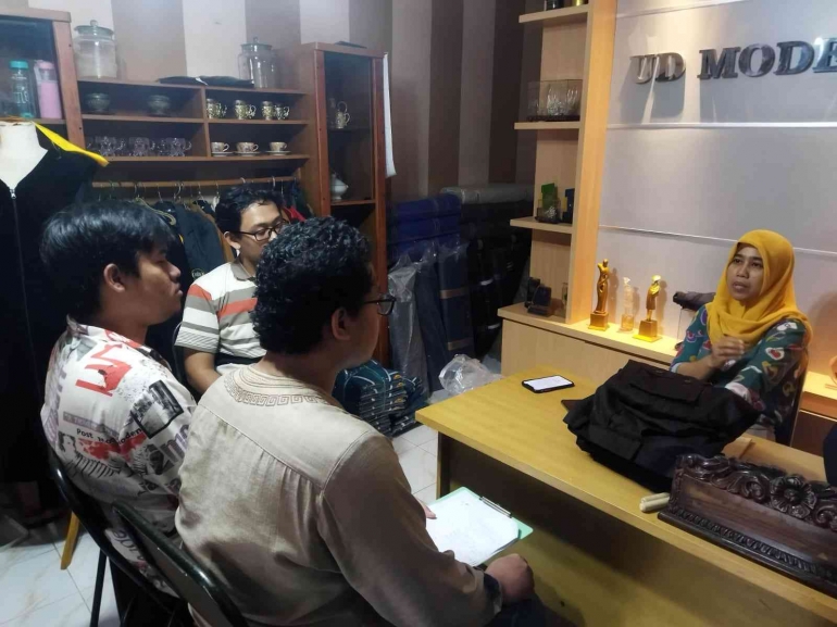 Gambar 5. Diskusi design website dengan pemilik UD Modern Y. Dokpri