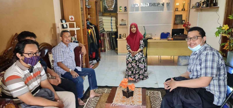 Gambar 2. Diskusi permasalahan dengan pemilik UD Modern Y. Dokpri