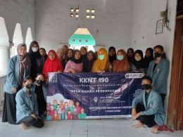 Foto bersama Mahasiswa KKN Tematik UPI Serang Kelompok 190C dengan Ibu-Ibu Desa Pakel Masjid dan Tenaga Kesehatan Puskesmas Banten Girang. (dokpri)