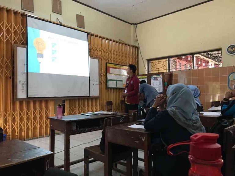 Gregorius Adi Cahya mahasiswa KKN Universitas Slamet Riyadi Surakarta sedang memberikan pemahaman penggunaan Microsoft Office dengan tools Developer kepada Guru SDN 1 Pereng. Dokpri