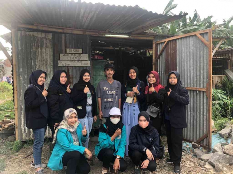 Mahasiswa KKN Kolaboratif Kelompok 234 Kranjingan mengunjungi pengusaha jamur tiram (dokpri)