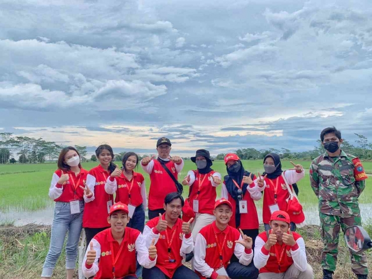 Foto Mahasiswa KKN, Kepala Desa, Babinsa dan perangkat desa Pangkoh Hilir (Dokpri)