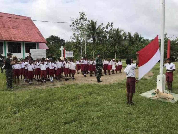 TNI Gelar Upacara Bendera Bersama Siswa SD Inpres Yabana, Distrik Yaffi, Kabupaten Keerom, Prov. Papua. (Sumber: Puspen TNI di Riaubernas)