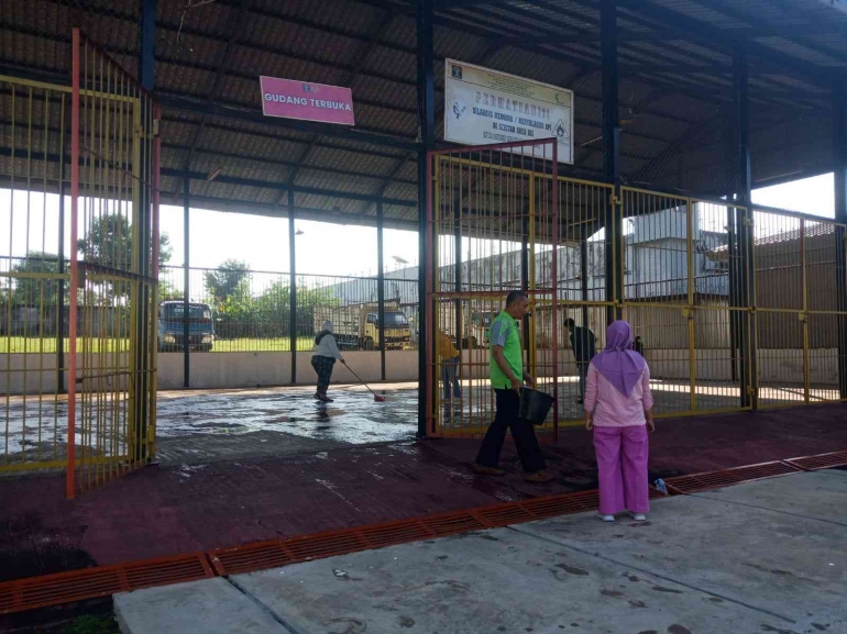 Sebagian pegawai Rupbasan Palembang membersihkan area gudang terbuka (Dokpri)