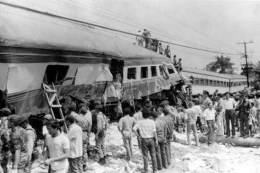 Kecelakaan kereta api di kawasan Bintaro, Jakarta Selatan, 1987. (KOMPAS/RENE L PATTIRADJAWANE)