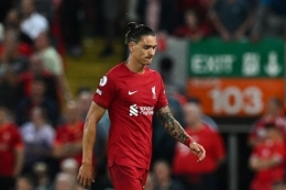 Darwin Nunez berjalan meninggalkan lapangan setelah menerima hukuman kartu merah pada laga Liverpool vs Crystal Palace adalah imbang 1-1. (Foto: AFP/ PAUL ELLIS via kompas.com) 
