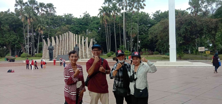 Penulis bersama tiga ibu keturunan pejuang yang hadir saat proklamasi | dokpri