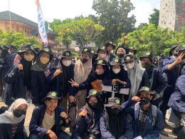 Kelompok 15 KKN Unisma Bekasi 2022 Dusun Pulo Kaim saat agenda Pelepasan secara simbolik oleh Rektor Unisma Bekasi, 15 Agustus 2022