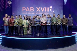 Keluarga besar Aburizal Bakrie photo bersama dengan para menteri dan pejabat yang hadir di acara PABXVIII 2022 (Photo: Corcom ANTV)