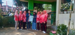 Foto bersama Mahasiswi KKN Tim II UNDIP dan ibu-ibu pengurus posyandu. (Sumber : Dokumentasi Pribadi)