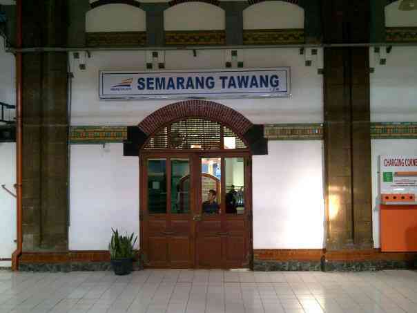Stasiun Tawang Semarang dengan arsitektur kolonial yang unik. Dokumen pribadi.