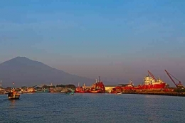 Laut Cirebon dengan latar gunung Ciremai. Dokumen pribadi.