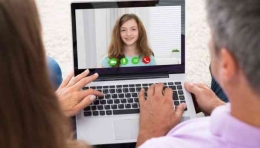 Orangtua melakukan video call bersama anak di momen long distance parenting (via www.jjlawfl.com)