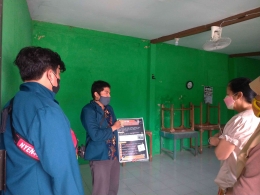 Mahasiswa KKN Undip, Fadjri Cahnadi, Sedang Melakukan Sosisalisasi Keamanan Instalasi Listrik Rumah dan Vampir Listrik (dokpri)