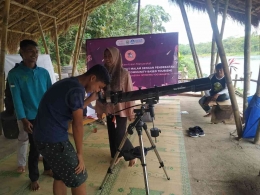 Pelatihan astronomi oleh tim pengabdian kepada masyarakat UAD di area wisata Praon Cawan, Bantul, Yogyakarta (Foto: Istimewa)