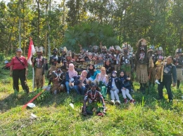 Foto bersama peserta karnaval bertemakan Kostum Adat Papua (Dokpri)