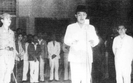 Foto karya Frans Mendur yang mengabadikan Presiden Soekarno membacakan naskah proklamasi di Jalan Pegangsaan Timur, Nomor 56, Cikini, Jakarta. (Frans Mendur via kompas.com)