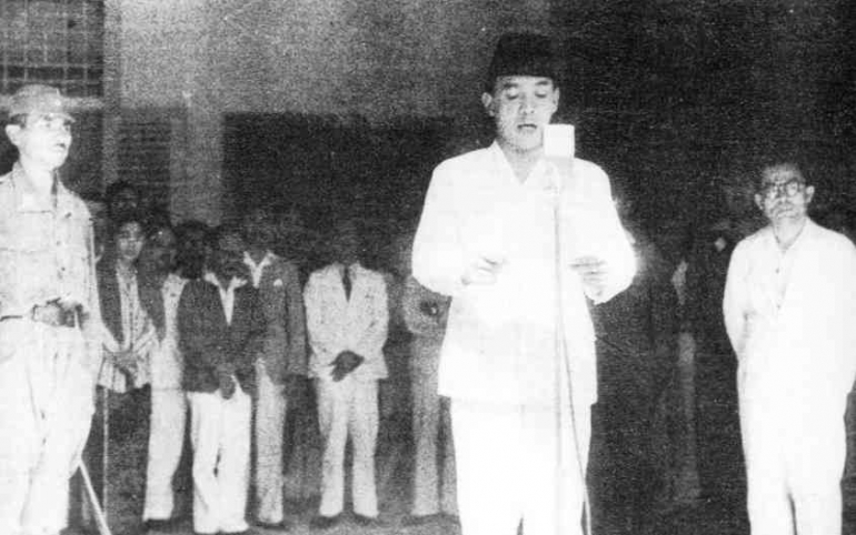 Foto karya Frans Mendur yang mengabadikan Presiden Soekarno membacakan naskah proklamasi di Jalan Pegangsaan Timur, Nomor 56, Cikini, Jakarta. (Frans Mendur via kompas.com)