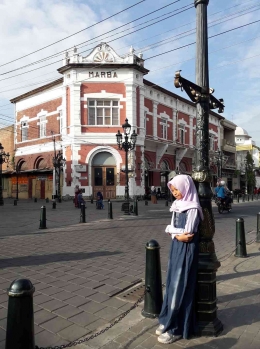 Teteh menikmati keindahan Gedung Marba di Kota Lama Semarang. | Dokumen pribadi.