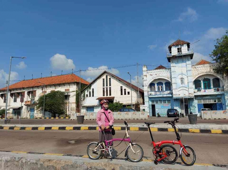 Pelabuhan Kota Cirebon dengan bangunan masa kolonial. Dokumen pribadi.