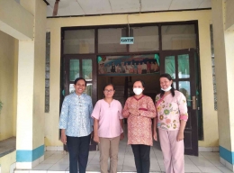 Gbr.2. Para Dosen Prodi PPA IAKN Kupang berpose bersama staf pegawai di UPTD Kesejahteraan Sosial Anak Riang Naibonat (dok. Pribadi Prodi PPA)