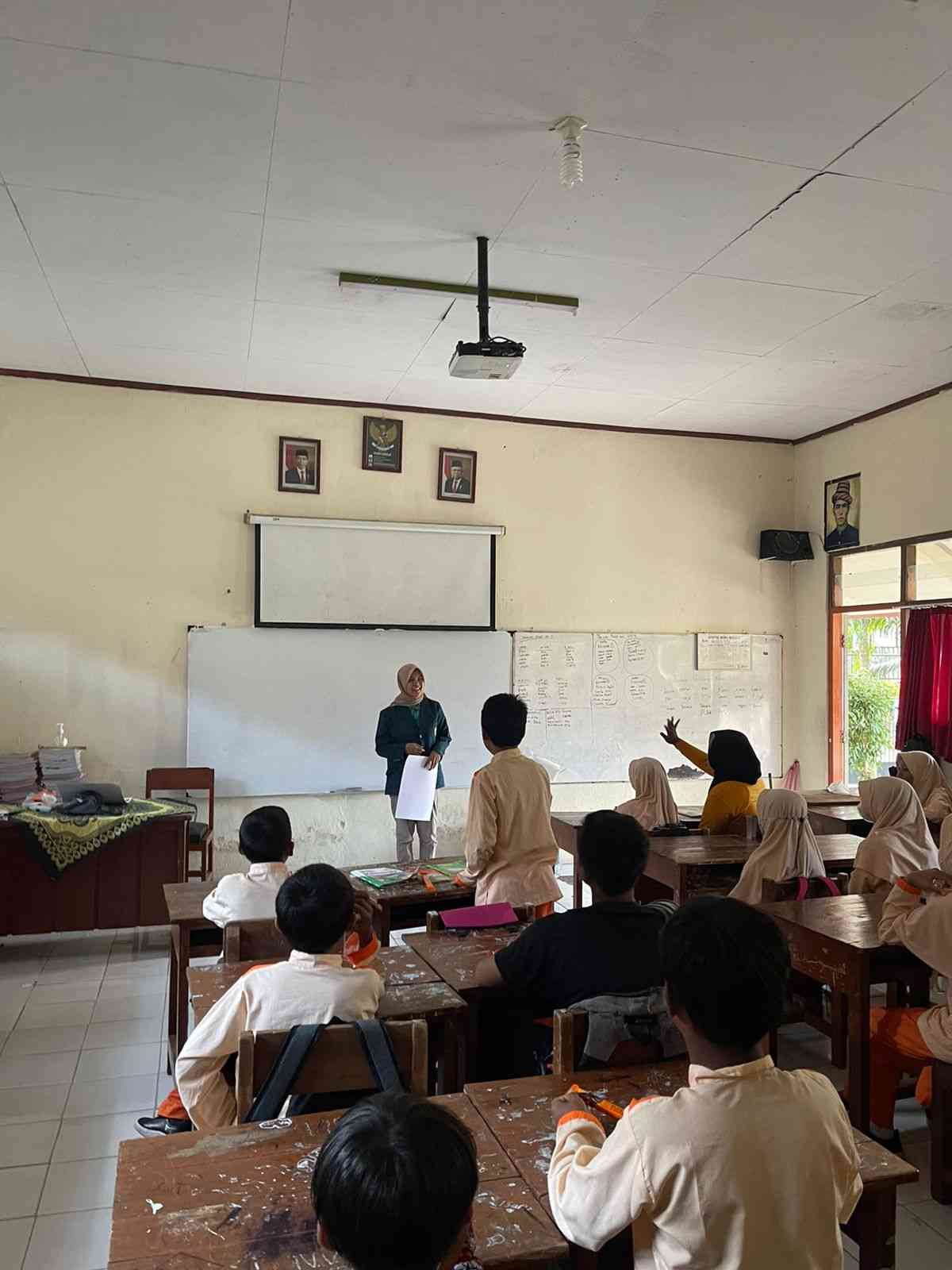 Tingkatkan Kenyamanan Belajar, Mahasiswa KKN Undip Beri Edukasi Postur ...