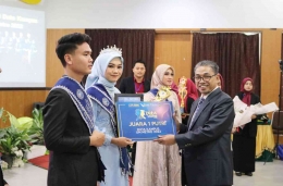 Rektor UM Metro Serahkan Penghargaan kepada Selvi-Agung yang berhasil meraih juara 1 duta kampus UM Metro Tahun 2022, Sumber: Dok Pribadi 