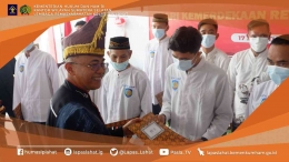 Kepala Lapas Lahat Kemenkumham Sumsel Soetopo Berutu saat menyerahkan SK Remisi kepada seorang WBP